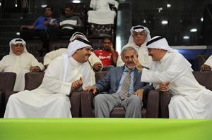 عبداللطيف الروضان ودهلال الساير والشيخ دعيج الخليفة يتابعون المباريات
