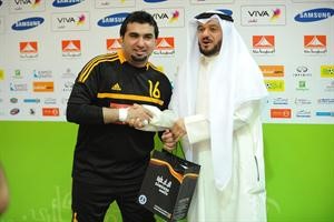 جاسم الكندري يسلم هاني حيدر جائزة افضل لاعب
