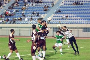 مهاجم العربي فهد الرشيدي وسط مدافعي الفريق للتسجيل﻿