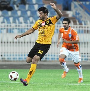 نجم القادسية الجديد المحترف السوري عمر السومة يهم بالتسديد 	هاني الشمري﻿