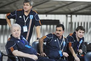 مدرب كاظمة ماتشالا يتابع المباراة بقلق﻿