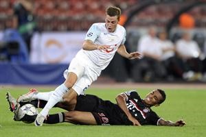 لاعب وسط بايرن ميونيخ لويز غوستافو يتدخل بقوة على لاعب زيوريخ ماركو شوينبيشلر افپ