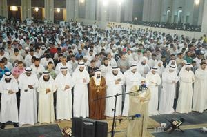 الاف المتهجدين في المسجد الكبير يؤدون الصلاة سعود سالم
