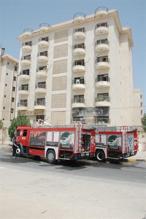 اليات الاطفاء خلال تعاملهم مع الحريق
