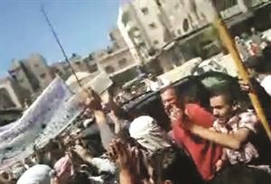 صورة ماخوذة عن الانترنت لمظاهرة في مدينة معرة النعمان خلال زيارة بعثة الامم المتحدة الانسانية 