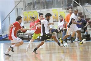 احد اللاعبين ينطلق بالكرة نحو المرمى﻿