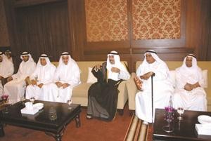 وزير الخارجية يتبادل اطراف الحديث مع ابناء فيلكا﻿