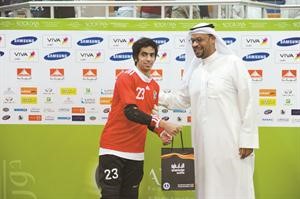 محمد راشد يتسلم جائزة افضل لاعب﻿