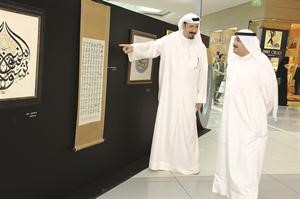 خليف الاذينة يطلع على بعض المخطوطات في المعرض
