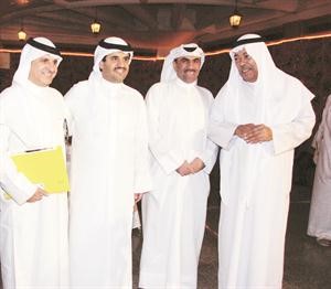 الزميل مفرح الشمري يتوسط العملاق سعد الفرج والشيخ دعيج الخليفة في افتتاح الفيلمقاسم باشاانور الكندري
