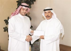 الاسطى يسلم الشيك لممثل بيت الزكاة﻿