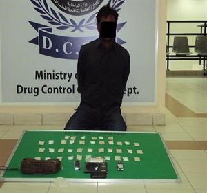 المتهم وامامه المضبوطات﻿