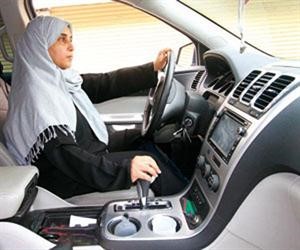 نجلاء حريري تقود سيارتها