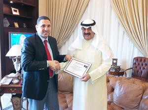خالد الجارالله يتلقى شهادة تقدير من اشرف غفير﻿