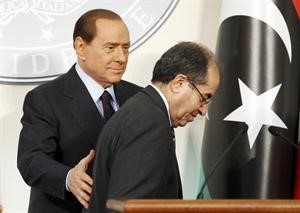 رئيس الوزراء الايطالي سلفيو برلسكوني مستقبلا ممثل المجلس الوطني محمود جبريل	افپ﻿