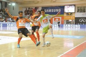 رفائيل لاعب السالمية يحاول المرور بحركة استعراضية﻿
