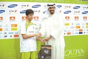 الشيخ علي الخالد يمنح احمد الفارسي جائزة افضل لاعب﻿