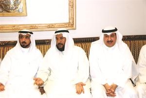 خليف الاذينة والنائب مخلد العازمي مع احد الحضور