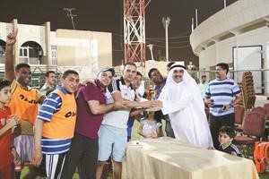 تسليم الكاس للفائز بالمركز الاول﻿