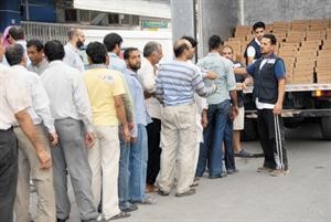 توزيع وجبات الافطار على الصائمين في منطقة الشويخ الصناعية
