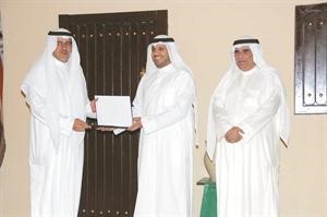 دمحمد الهاشل يسلم شهادة تقديرية لاحد موظفي البنك
