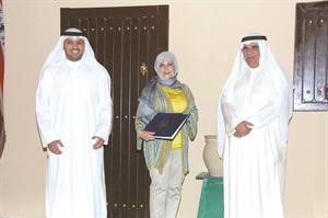 موظفة تتسلم شهادة تقدير
