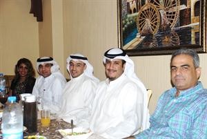 زيد عصام الصقر متوسطا الادارة التنفيذية خلال حفل الافطار
