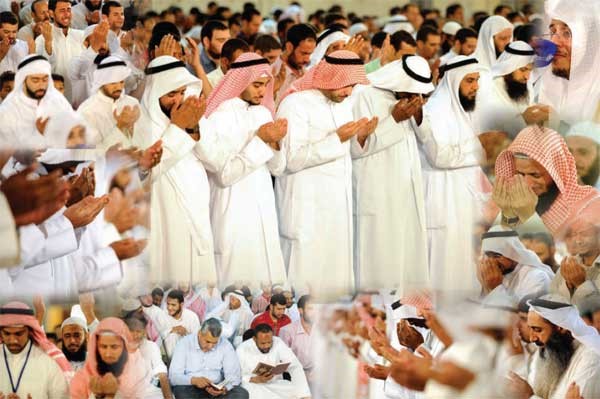 صور تعبر عن تفاعل المصلين مع دعاء القنوت في ختام صلاة التهجد بالمسجد الكبير امس الاول