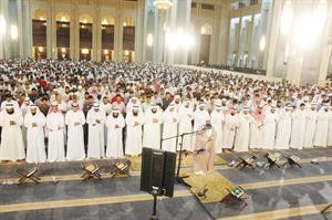 الشيخ مشاري العفاسي يؤم الاف المتهجدين في صلاة القيام في المسجد الكبير 