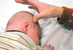 العثور على قدم داخل دماغ طفل