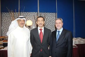طاهر فرحات متوسطا محمد حسين بحر العلوم وجمال الغانم
