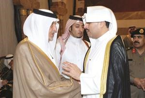 الشيخ حمد جابر العلي مقدما التعازي الى الامير خالد الفيصل
