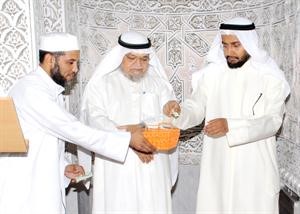 الحجي والسميط اثناء اختيار الفائزين﻿