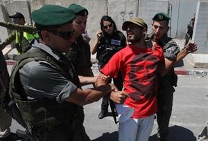 الشرطة الاسرائيلية تعتقل احد الفلسطينيين على معبر قلنديا	اپ﻿