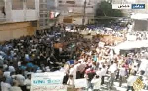 صورة بثها ناشطون على الانترنت لمظاهرة في حمص﻿