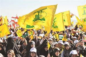 حشود تحمل اعلام حزب الله في مارون الراس الجنوبية خلال مهرجان يوم القدس امس الاولمحمود الطويل﻿