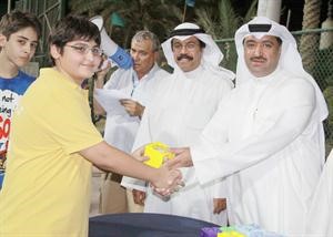  ويكرم احد الفائزين﻿