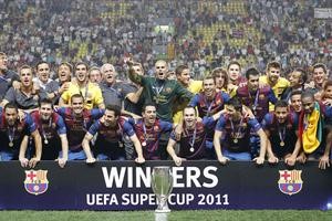 لاعبو برشلونة يحتفلون بالحصول على كاس السوبر الاوروبية افپ