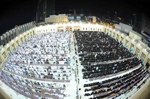 الالاف من الرجال والنساء يصلون في ساحة المسجد الكبير