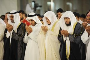 دمحمد الطبطبائي وعدد من المصلين