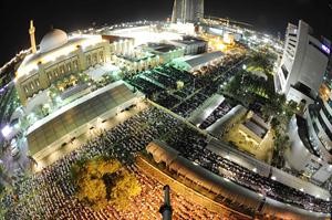 الساحات والطرقات حول المسجد الكبير اكتظت بجموع المتهجدين