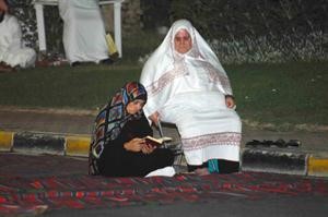 افترشتا الرصيف بعد ما لم تجدا مكانا