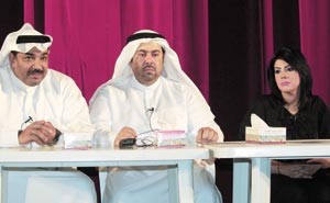 عبدالعزيز المسلم يتوسط جمال الردهان والهام الفضالة اثناء المؤتمر الصحافي	محمد ماهر﻿