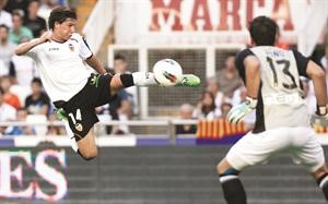 لاعب فالنسيا بياتي يصوب الكرة طائرا بيسراه افپ