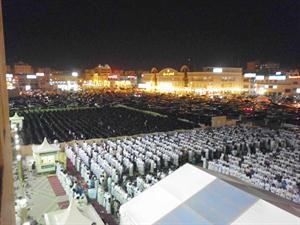 جموع المصلين من الرجال والنساء في الساحات الخارجية للمسجد﻿