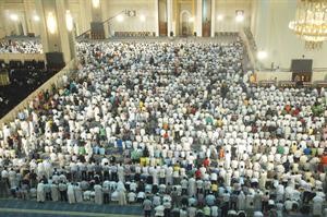 الاف المتهجدين في المسجد الكبير مساء السبت 	سعود سالم﻿