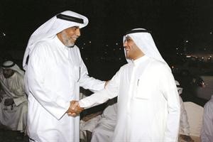 ناجي العبدالهادي مصافحا خالد الهاجري﻿
