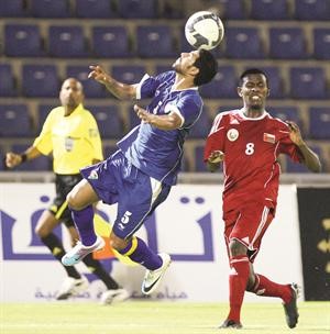 محمد راشد يسكن الكرة على راسه﻿