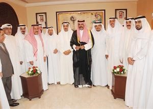 سمو ولي العهد الشيخ نواف الاحمد مع عدد من الحضور في ديوان ابوشيبة﻿
