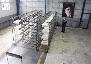 عامل يراقب عملية انتاج الياف الكربون في احد معامل وزارة الدفاع الايرانية 	افپ﻿